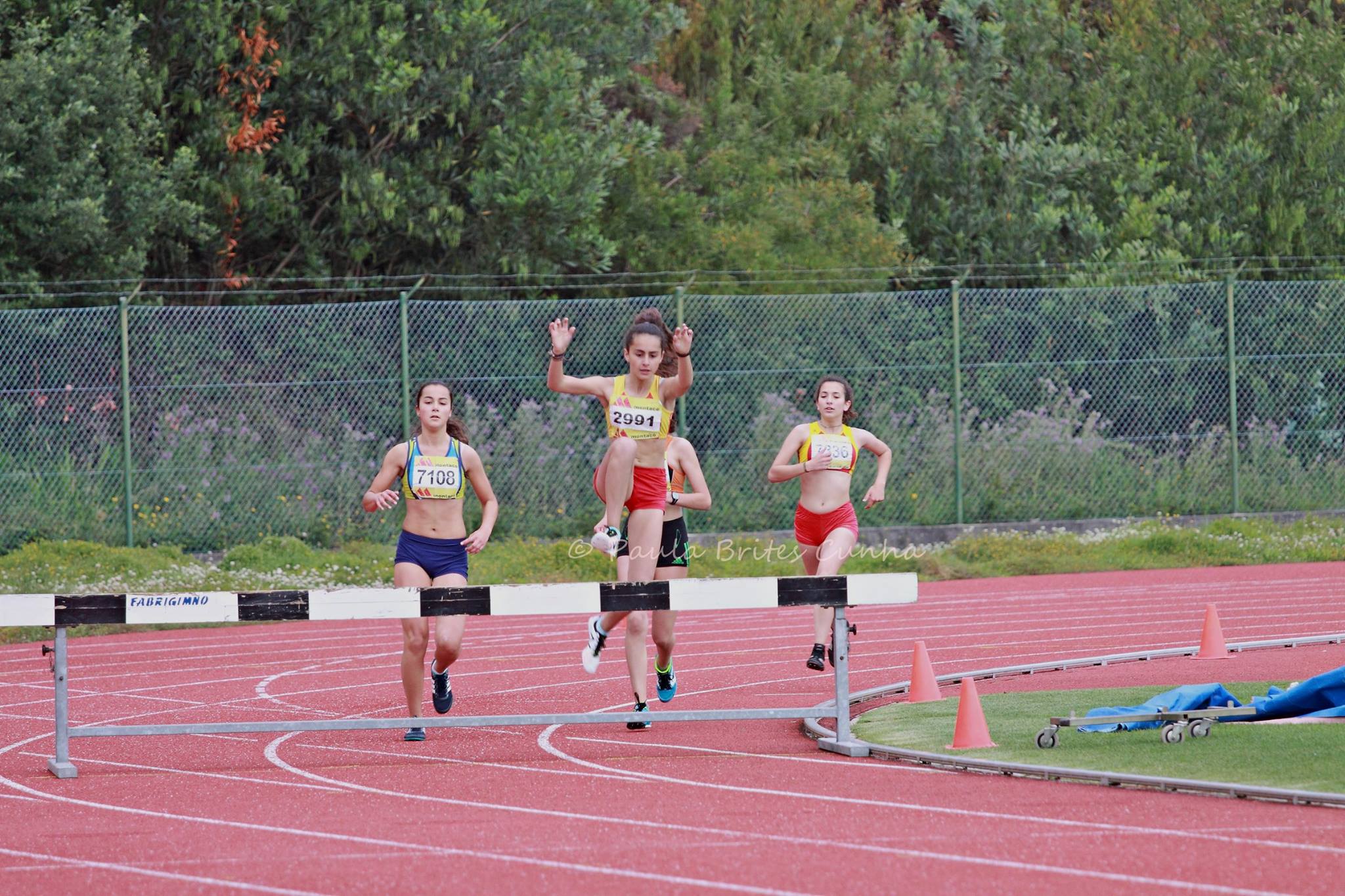 1ª e 3ª nos 1500m Obstáculos Iniciadas Viviane Cunha e Gisela Gomes